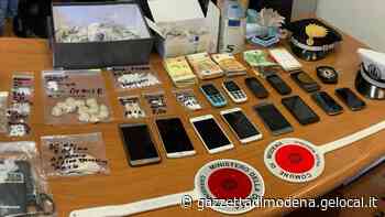 Modena, aveva l'obbligo di dimora: spacciava e teneva in casa un "magazzino" delle droghe - La Gazzetta di Modena
