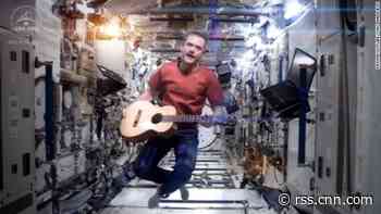 Astronaut sings Bowie in zero gravity