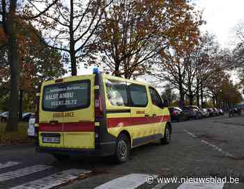 Auto slipt door sneeuw tegen gevel, jonge bestuurder naar ziekenhuis