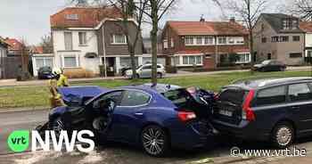 Auto botst tegen boom op drukke Prins Boudewijnlaan in Edegem - VRT NWS