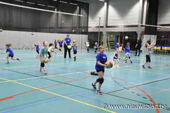Sporthal Koornmolen wordt zes maanden vaccinatiecentrum voor Zuid-Pajottenland: “Op kruissnelheid vaccineren we hier tachtig mensen per uur”
