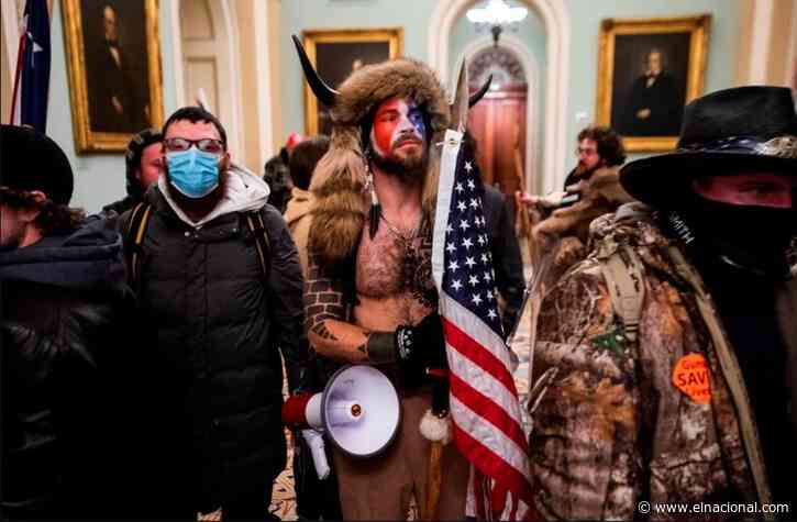 Hombre vestido de bisonte que irrumpió en Capitolio pide el perdón de Trump