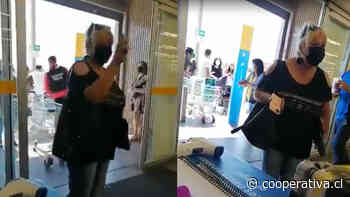 Denuncian que concejala de Coronel intentó ingresar a supermercado sin permiso en cuarentena - Cooperativa.cl
