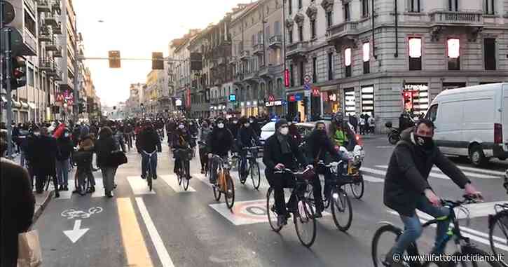 Milano, protesta in bicicletta dei lavoratori dello spettacolo: “Attraversiamo la città per ricordare che la cultura è necessaria”