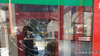 Eingangstür zur Feuerwehrhalle Franzensfeste mit Steinen beworfen - Stol.it