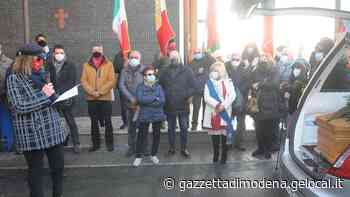 Modena «Addio Aude, la tua idea di futuro resterà» Fiori, un lungo applauso e “Bella ciao” - La Gazzetta di Modena