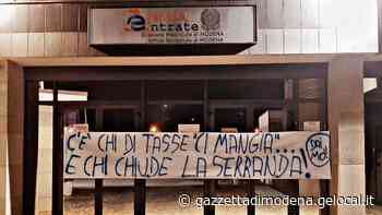 Modena: striscioni di sostegno ai Ristoratori ribelli davanti alla sede del Pd e dell'Agenzia delle Entrate - La Gazzetta di Modena
