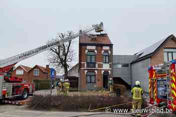 Dak woning zwaar beschadigd na brand in Boechout - Het Nieuwsblad
