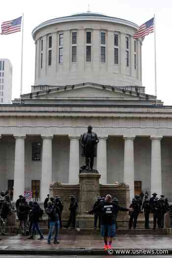 Small Crowd of Protesters Mingle, Argue at Ohio Statehouse
