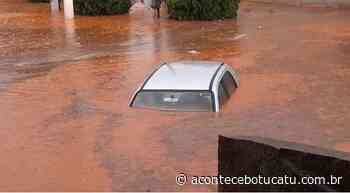 Temporal alaga distrito de Laranjal Paulista e carro fica debaixo d'água - Acontece Botucatu