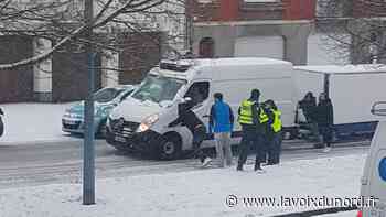 Arras : un camion de retour du marché en difficulté dans la neige - La Voix du Nord