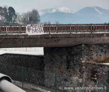 #AdessoBasta, striscioni di protesta appesi a Clusone - Valseriana News