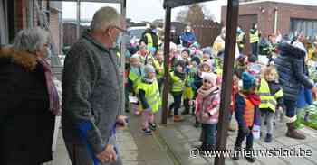 Leerlingen verrassen afscheidnemende buschauffeur Paul in zijn tuin