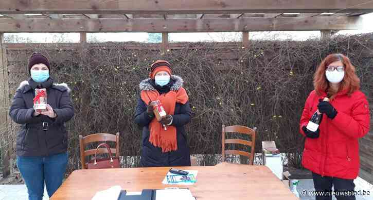 Vriendinnen delen peperkoeken cadeautjes uit