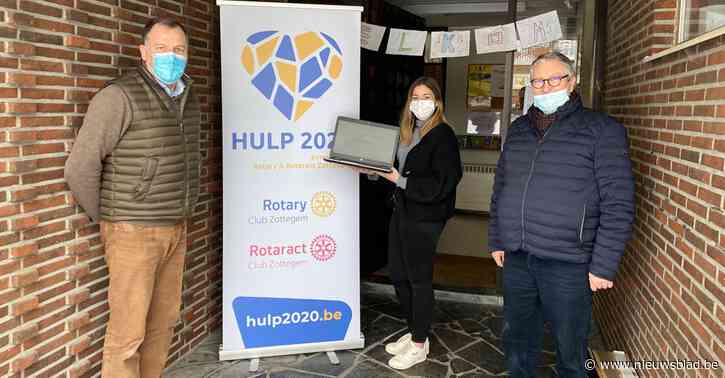 Serviceclubs schenken laptops aan scholen en jongeren