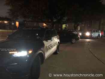 Man fatally shot in courtyard of southwest Houston apartment - Houston Chronicle