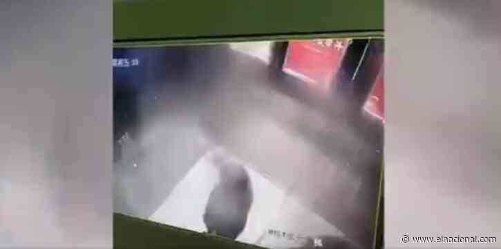 Anciana arrojó flemas a las puertas de un ascensor en China