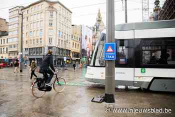 Licht en geluid waarschuwen voetgangers voor tram op Operaplein