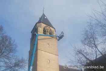 Bijzonder beeld: hoogtewerker aan Kesselse kerktoren