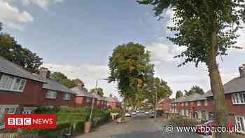 St Helens stabbing: Boy, 14, hurt in street fight - BBC News