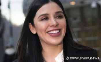 Cual Afrodita, Emma Coronel se abre la chaqueta y enamora - Show