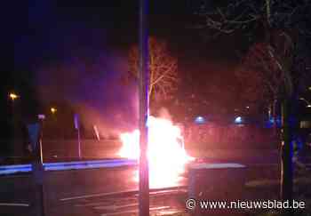 Auto vliegt in brand op R4: “Chauffeur raakte zelf op tijd uit de wagen”