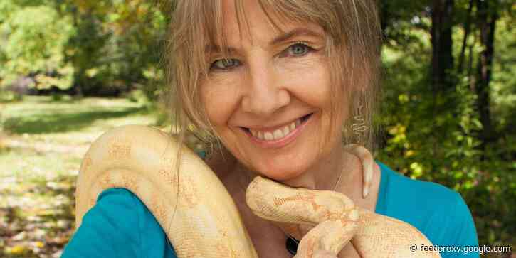 Job diary: I charge up to $300 for 'snake massages' that help people de-stress and reduce pain. Over 20,000 people have signed up for my sessions.