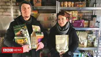 Lincolnshire: Pet food bank set up to help feed animals - BBC News