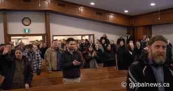 Coronavirus: Video shows maskless crowd inside Aylmer, Ont., church - Global News