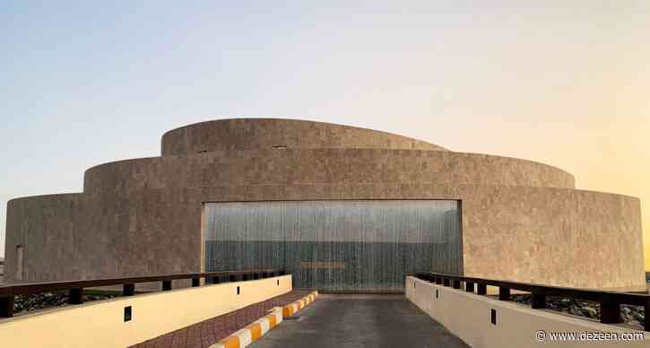 Fabio Novembre creates crescent-shaped villa on artificial island off the coast of Abu Dhabi