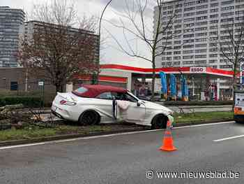 Witte Mercedes eindigt op middenberm van Rooigemlaan (Gent) - Het Nieuwsblad