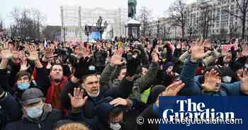 Thousands rally across Russia to call for Navalny's release – video
