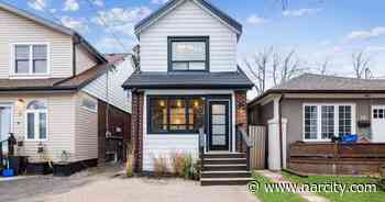 This Tiny Toronto Home For Sale Is Under $900K & Is More Spacious Than It Looks (PHOTOS) - Narcity Canada