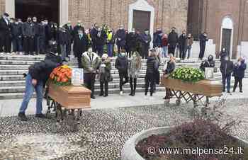 «Lasciate un segno indimenticabile». L'addio di Samarate a Erica e Lorenzo - MALPENSA24 - malpensa24.it