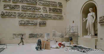 At the Louvre, Mona Lisa Is Alone, but Still Smiling