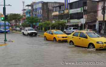 El centro de la ciudad de Esmeraldas amaneció inundado, tras cuatro horas de fuertes lluvias