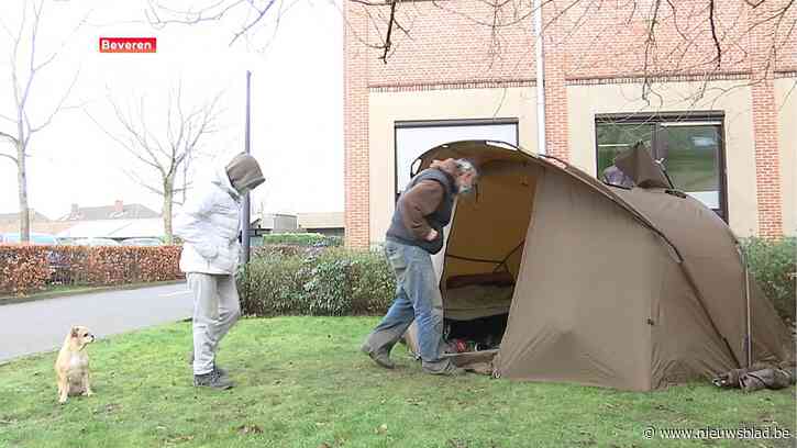Koppel kampeert op parking OCMW na uithuiszetting: “We staan schaakmat”