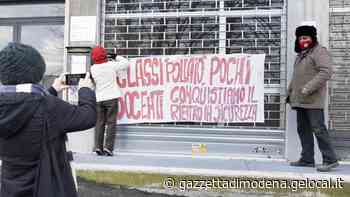 Modena, protesta davanti all’ex Provveditorato: «Meno classi-pollaio e più personale» - La Gazzetta di Modena