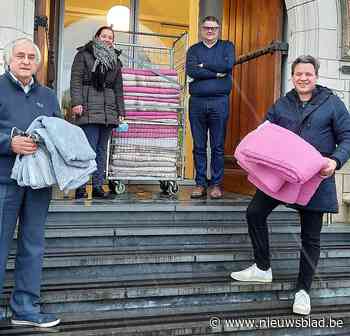 Wingene verdeelt 27 gekregen donsdekens onder voedselbanken