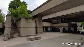 Officer breaks leg during struggle with man who refused to wear mask at court building: police