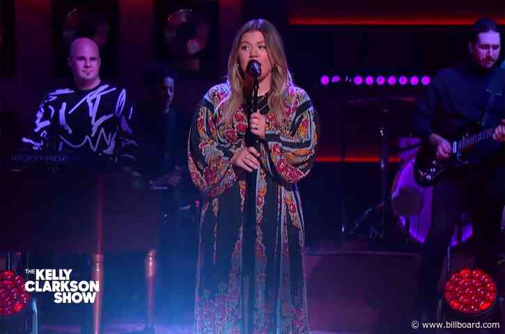 Kelly Clarkson Delivers a Smooth Performance of H.E.R.’s ‘Hard Place’