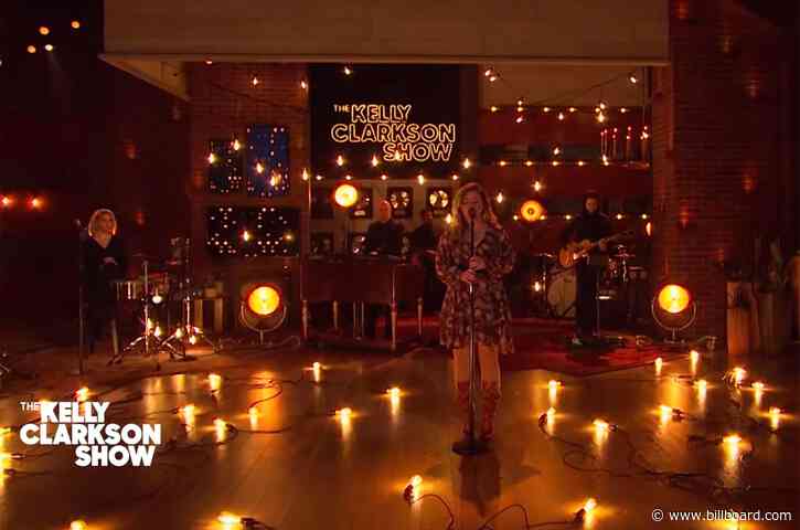 Kelly Clarkson Sets the Mood for Aching ‘Unchained Melody’ Cover