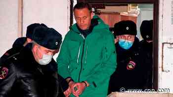 Kremlin critic to remain in detention