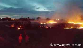 Incêndio atinge vegetação próxima ao Aeroporto de Aracati nesta quarta-feira - O POVO