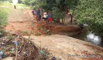 Familias quedan aisladas tras caída de un puente en Coronel Oviedo - Nacionales - ABC Color