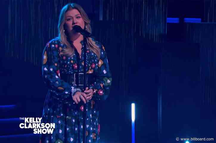 Kelly Clarkson Unleashes Flood of Emotion With Cover of Phil Collins’ ‘I Wish It Would Rain Down’