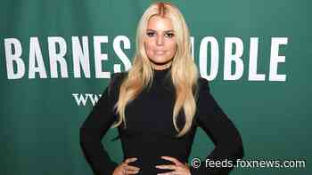 Jessica Simpson shares makeup-free selfie with daughter Birdie Mae: 'Tongue twister'