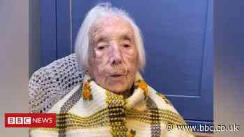 TikTok singer Amy Hawkins, 110, becomes viral sensation