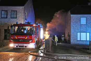 Houten bijgebouw volledig uitgebrand door probleem met houtkachel<BR />