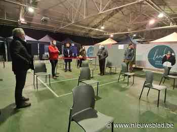 Vaccinatiecentrum met ‘woud van tentjes’: “Aangekocht voor feestjes, maar dat is nu toch niet aan de orde”